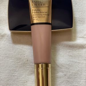 Estée Lauder Futurist Hydra Rescue
Moisturizing Foundation SPF 45